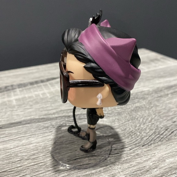 Funko Pop! Heroes | DC Comics Bombshells #225: Catwoman - Vinyl Figure - Picture 3 of 9